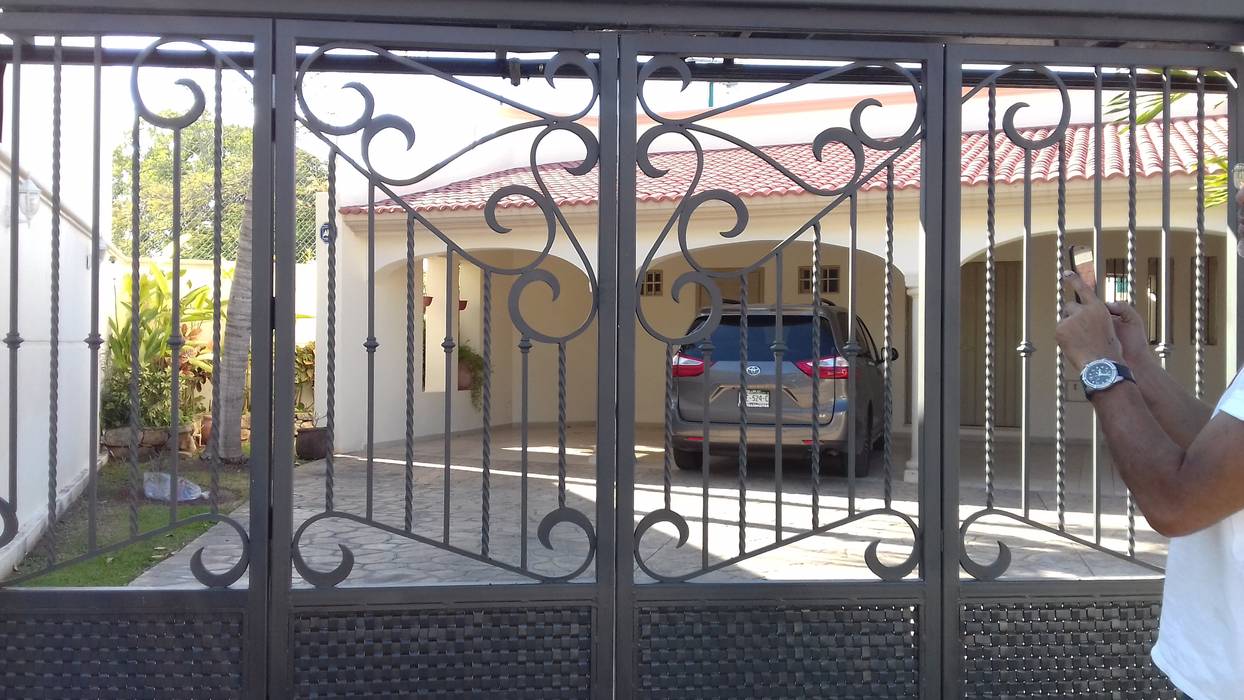 TINGLADOS, herreria hernandez merida herreria hernandez merida Garage Doors Iron/Steel