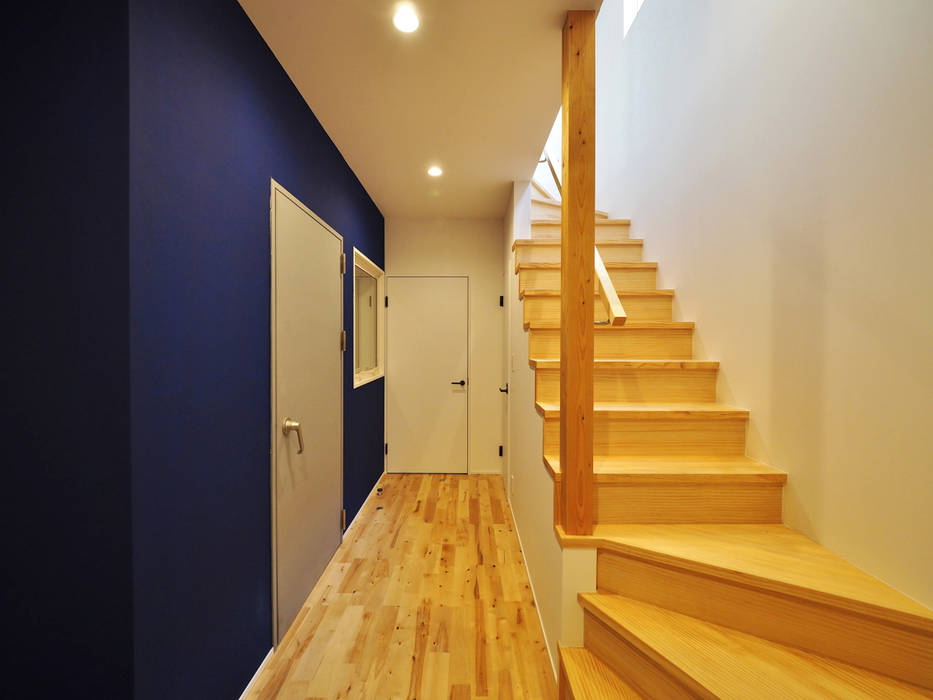 濃藍の家, ユウ建築設計室 ユウ建築設計室 Escaleras
