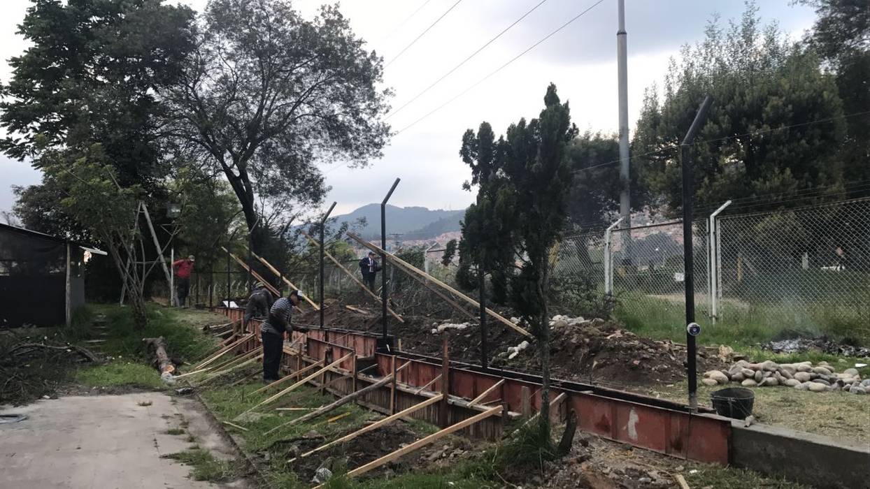 Cerramiento en malla Colegio La Salle Bogota, Erick Becerra Arquitecto Erick Becerra Arquitecto Будинки