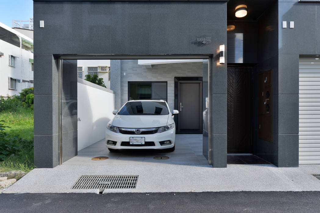 前庭車庫 Houseda Modern Houses Stone Black Homify