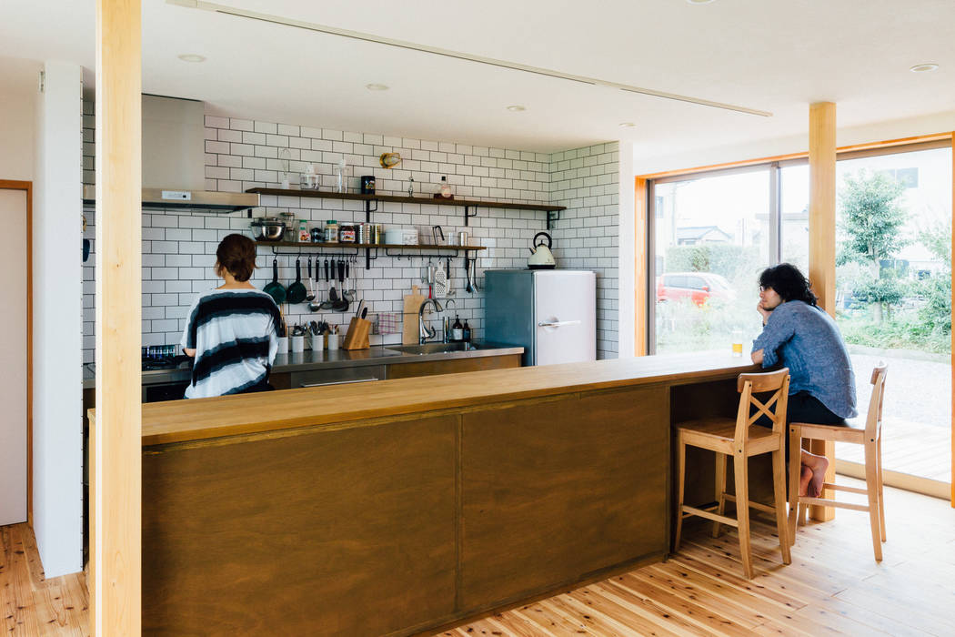 湖南の家（店舗付き住宅）キッチン おかやま設計室.. 小さなキッチン 木 木目調 住宅,家,木造,木造住宅,家づくり,建築,インテリア,マイホーム,マイホーム計画,住宅設計,新築,設計事務所,住宅設計,建築家,暮らし,設計士,滋賀県建築家,滋賀県設計士,滋賀県建築設計事務所,丁寧な暮らし,住む,casa,architecture,house,design,simple,residence,建築家とつくる家,デザイン,デザイン住宅,木の家,木の家づくり,シンプル,シンプルモダン,北欧,ミニマム,自然素材,キッチン,バスルーム,畳,和室, スタイル,リフォーム,リノベーション,リノベ,エクステリア,無垢,フローリング,梁,垂木,構造材,建材,照明,タイル,リビング,玄関,玄関ポーチ,ベランダ,木製デッキ,屋根,ガルバ,ガルバリウム鋼板,玄関ドア,木製ドア,造作キッチン,日本,関西,施工、