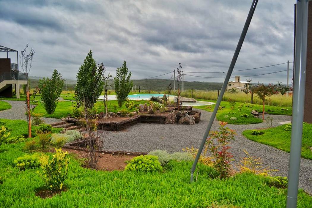 Canteros con durmientes, escalera de durmientes, rocalla de piedras, canteros con/sin piedra, distribución de plantas, césped, riego, desnivelaron de dunas, terreno. Landscaping Jardines de piedra