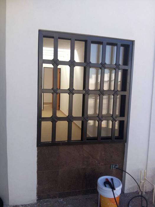 PROTECCION CASA HABITACION ENGO MANUFACTURAS METALICAS Puertas y ventanas de estilo minimalista Metal