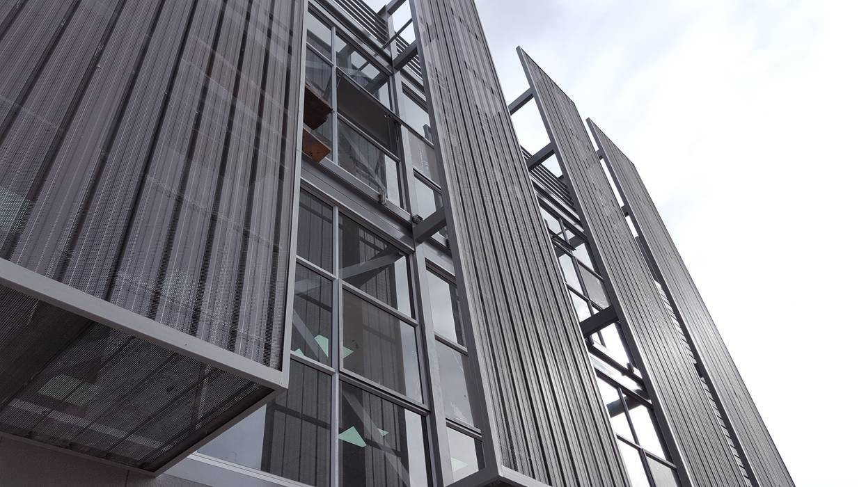 Edificio de oficinas Ramirez, Iquique, Yañez y Muñoz Arquitectos Yañez y Muñoz Arquitectos Shutters Aluminium/Zinc