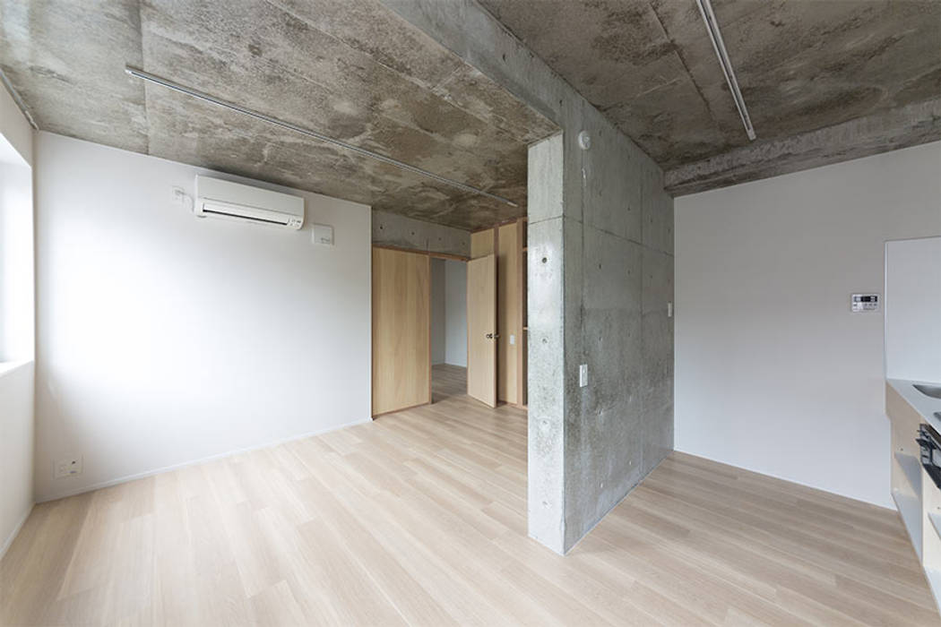 白壁の集合住宅, ＣＯ２ＷＯＲＫＳ ＣＯ２ＷＯＲＫＳ Modern Living Room Concrete