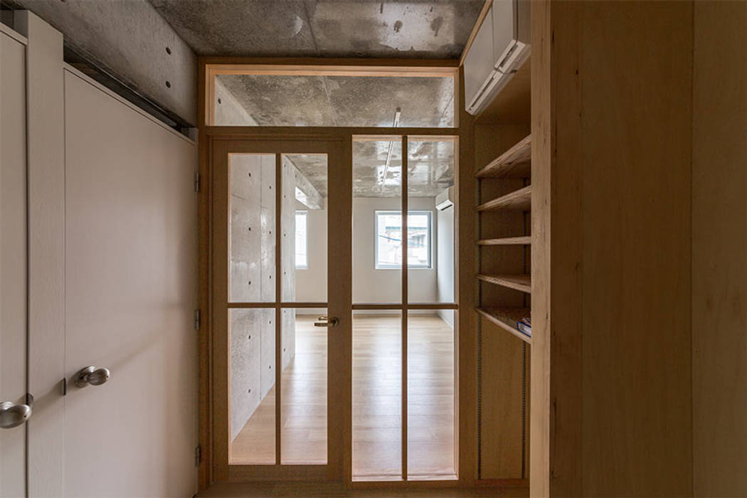 白壁の集合住宅 ＣＯ２ＷＯＲＫＳ モダンスタイルの 玄関&廊下&階段 木 木目調