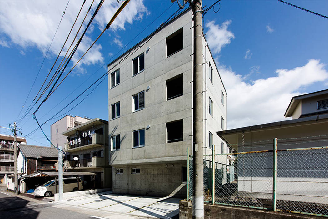 白壁の集合住宅 ＣＯ２ＷＯＲＫＳ モダンな 家 コンクリート 灰色