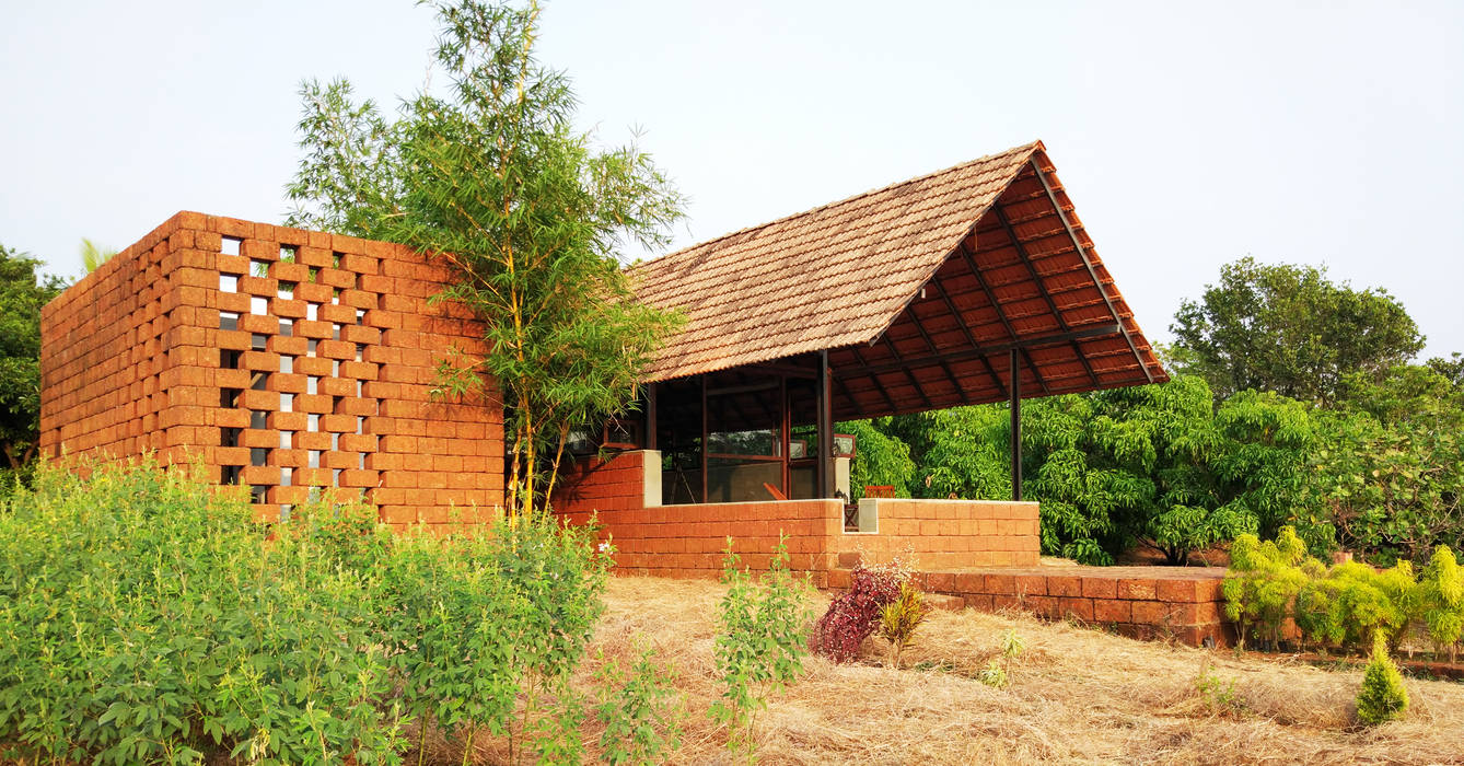 Vrindavan, weekend home at Sindhudurg, unTAG Architecture and Interiors unTAG Architecture and Interiors Casas de campo