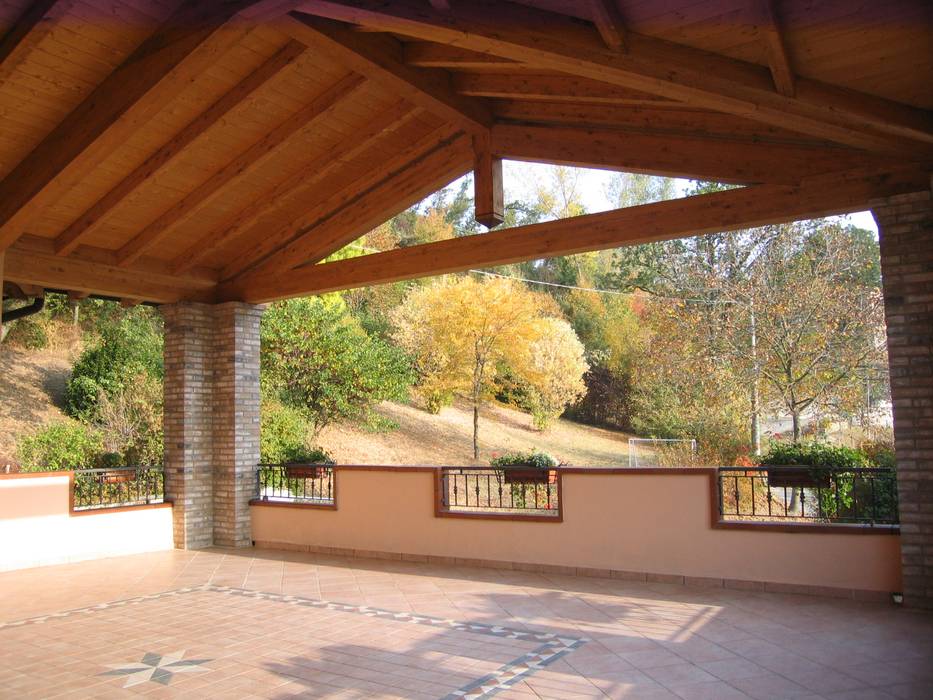 TETTOIA IN LEGNO LAMELLARE LAVORATO E VERNICIATO NOCE CHIARO, CON DETTAGLIO CAPRIATA CENTRALE ZINI DINO SRL Balcone, Veranda & Terrazza in stile classico Legno massello Variopinto