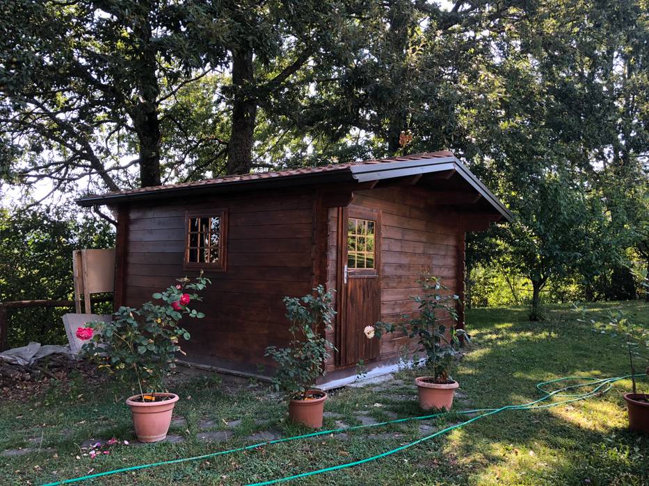 CASETTA IN LEGNO CON PERLINE AD INCASTRO, VERNICIATE NOCE SCURO ZINI DINO SRL Casa di legno