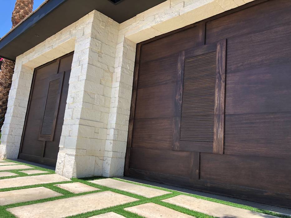 Resistente y llena de estilo. CHD COMPANY Garajes Madera Acabado en madera madera,puertas,garaje,garage,wood,door