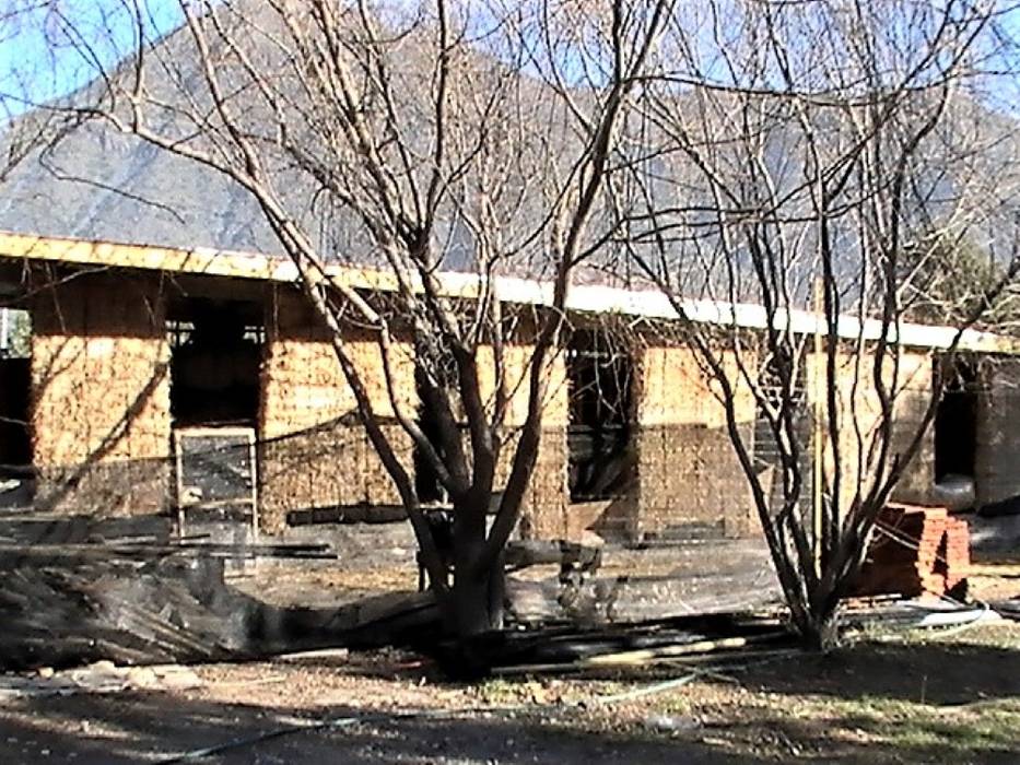 Fachada Norte en ejecución Brassea Mancilla Arquitectos, Santiago Casas ecológicas Madera Acabado en madera fardos de paja,fachadas