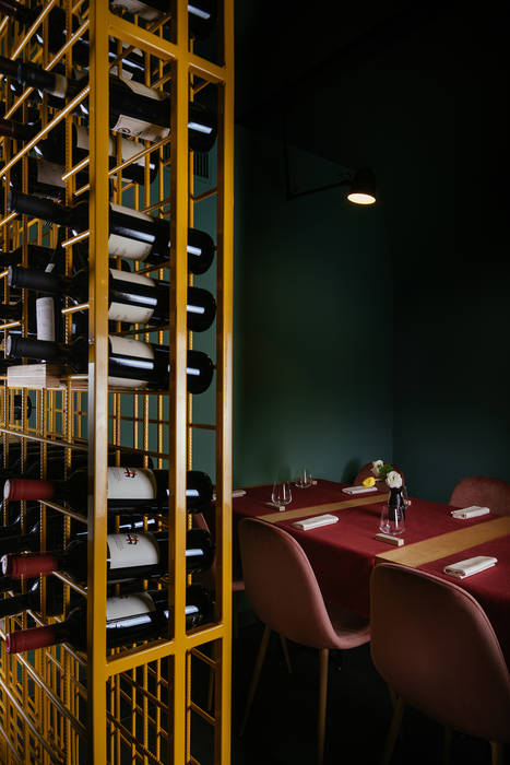 Bottigliera e tavolo da sei manuarino architettura design comunicazione Spazi commerciali Ferro / Acciaio winery,bottigliera,Gastronomia