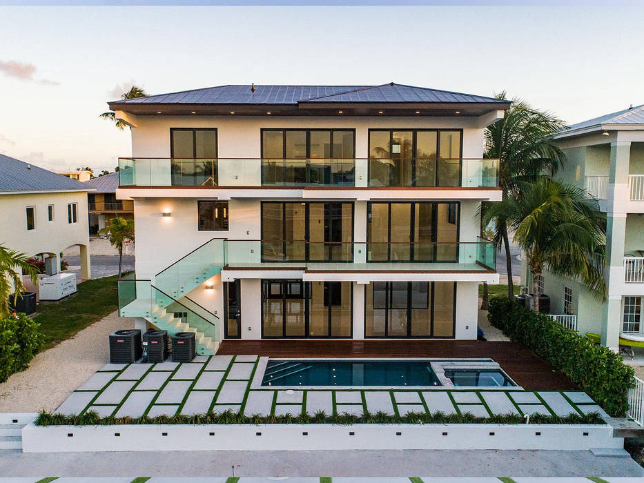 PISCINA, DECK, PLACAS DE CONCRETO E GRAMA ARTIFICIAL, Casa Construções e Reformas Casa Construções e Reformas Casas tropicales