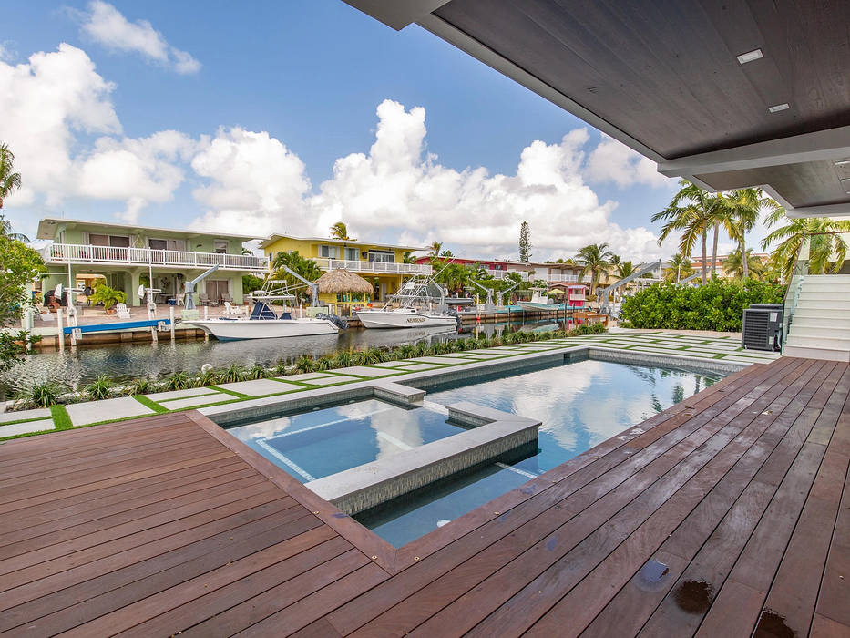 PISCINA, DECK, PLACAS DE CONCRETO E GRAMA ARTIFICIAL, Casa Construções e Reformas Casa Construções e Reformas مسبح