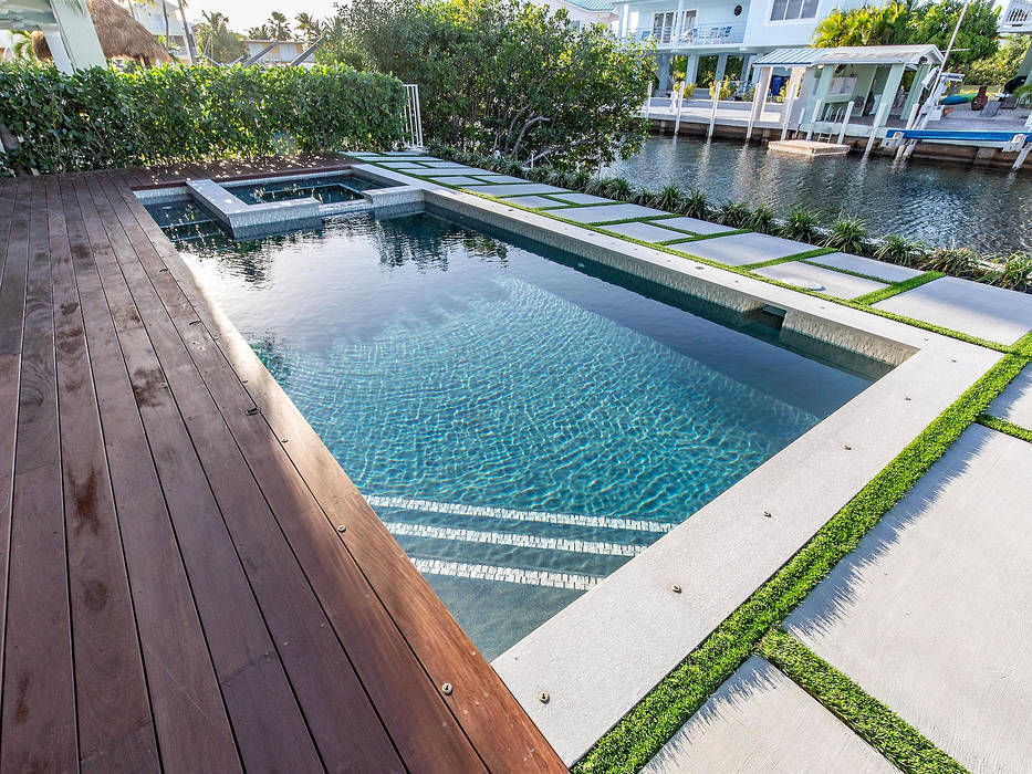 PISCINA, DECK, PLACAS DE CONCRETO E GRAMA ARTIFICIAL, Casa Construções e Reformas Casa Construções e Reformas Piscinas de estilo tropical