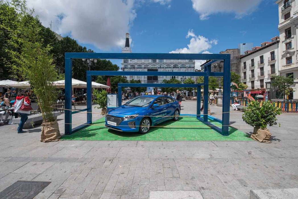 The Thin Blu Line, Simona Garufi Simona Garufi Espacios comerciales Madera Acabado en madera Concesionarios de automóviles