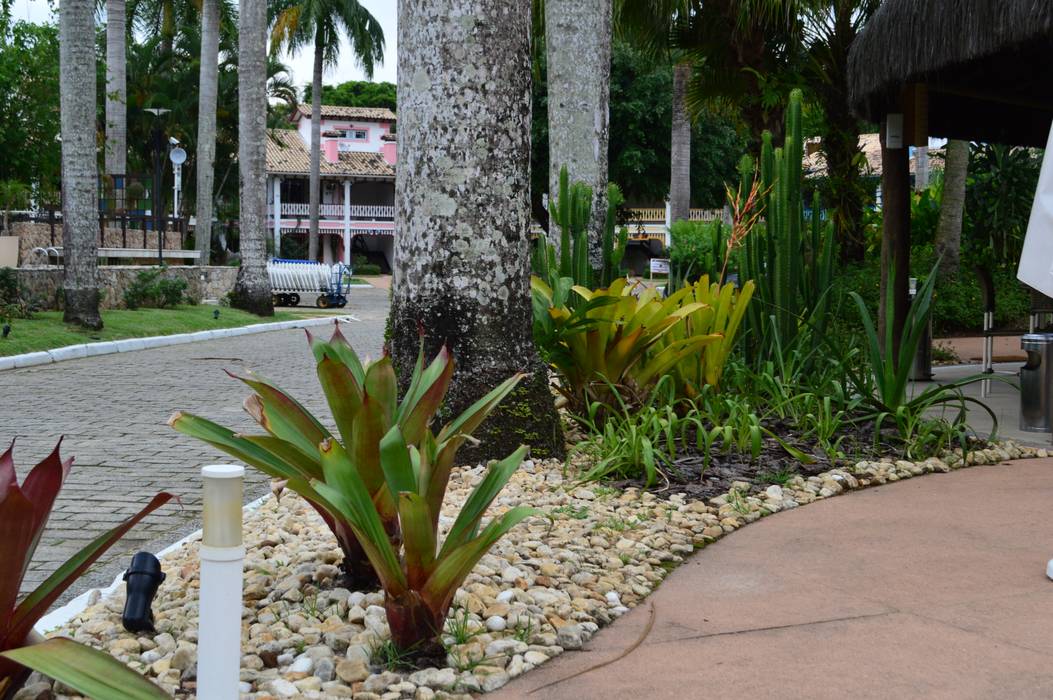 PAISAGISMO EM CONDOMÍNIO DE CASAS NA PRAIA, Mazorra Studio Mazorra Studio สวนหน้าบ้าน