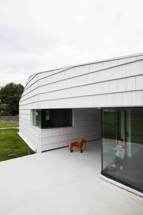 Vivenda Vanguardista , BMI GROUP BMI GROUP Gable roof Ceramic