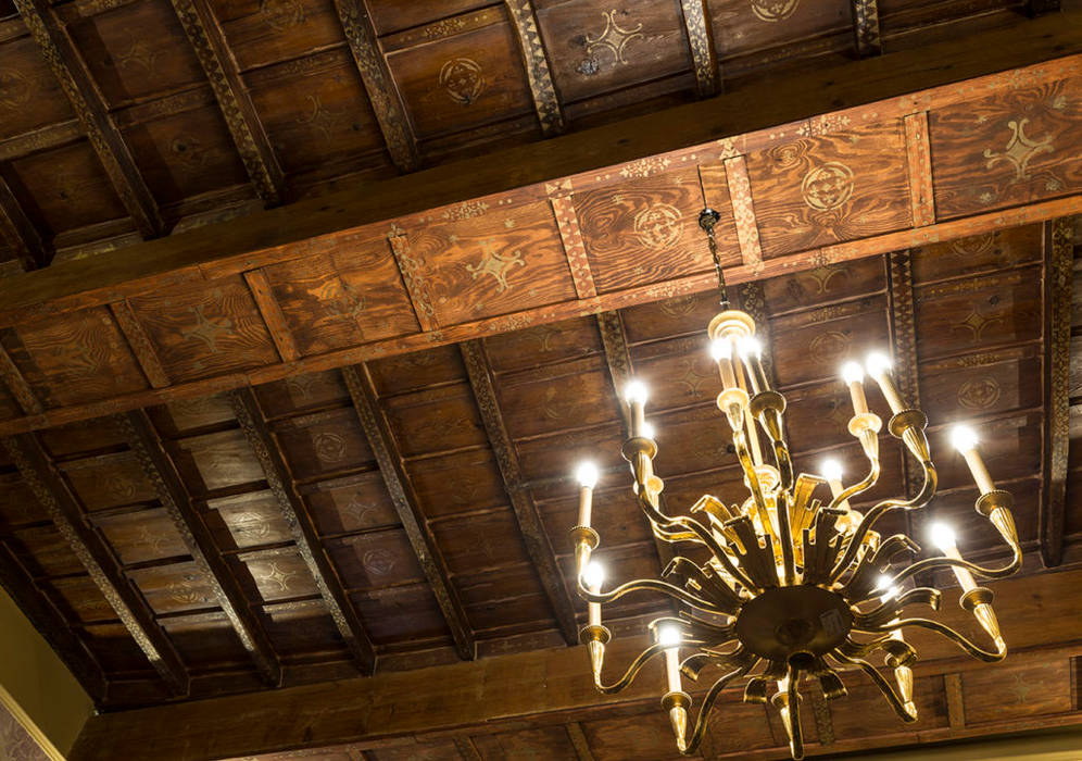 Decorated Wooden Ceiling ARTE DELL'ABITARE Salas multimedia de estilo clásico Madera maciza Multicolor Accesorios y decoración