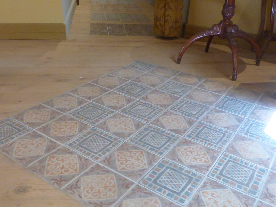 Parquet con Inserti in Ceramica ARTE DELL'ABITARE Pareti & Pavimenti in stile mediterraneo Legno Effetto legno Parquet,Rivestimenti pareti & Pavimenti