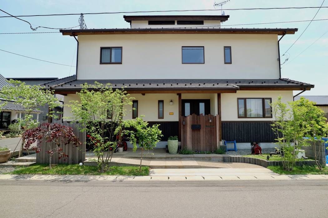 樹々に囲まれる事が至福になる和洋折衷の里山スタイル, 株式会社Garden TIME 株式会社Garden TIME カントリーな 家 石