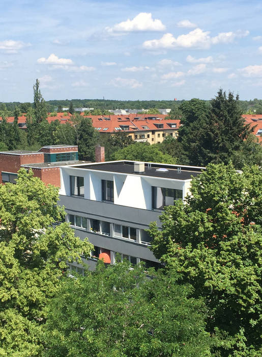 Weißes Dachgeschoss - Aufstockung und Sanierung eines Wohnhauses aus den 70er Jahren, boehning_zalenga koopX architekten in Berlin boehning_zalenga koopX architekten in Berlin Eclectic style houses