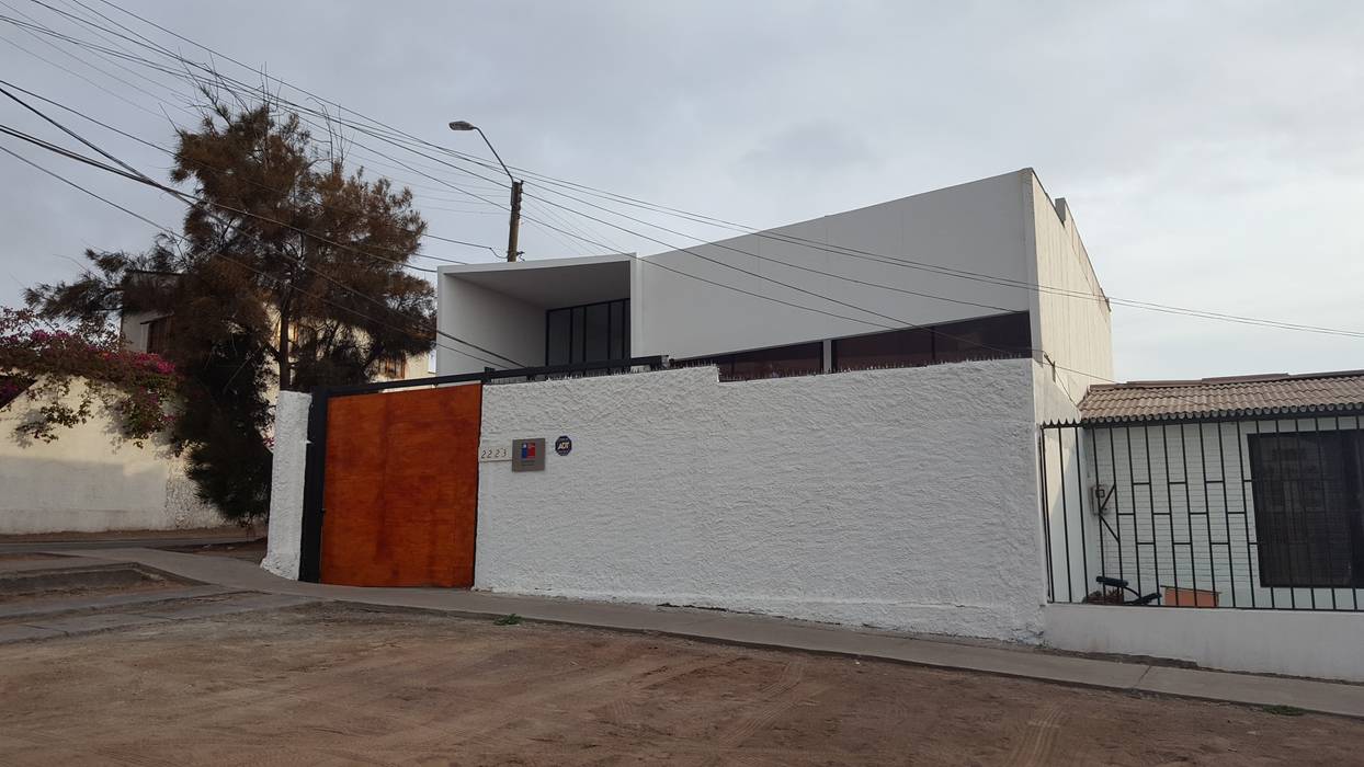 Fachada Yañez y Muñoz Arquitectos Puertas y ventanas minimalistas