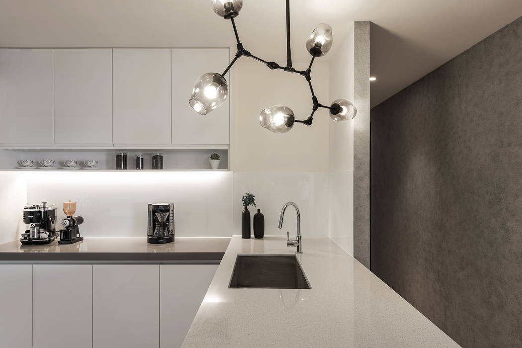 廚房搭配簡單大方的造型吊燈 詩賦室內設計 Kitchen units