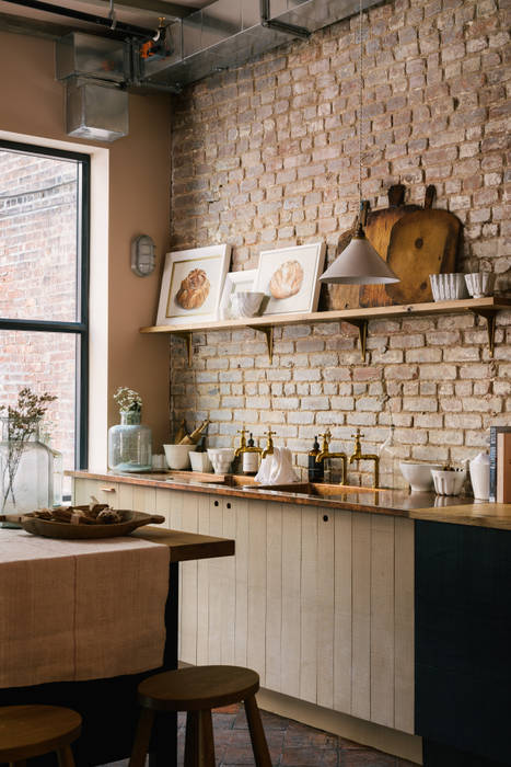 The Potting Shed in Manhattan deVOL Kitchens Nhà bếp phong cách mộc mạc exposed brick,devol,beech,british beech,beech kitchen,open shelf,copper