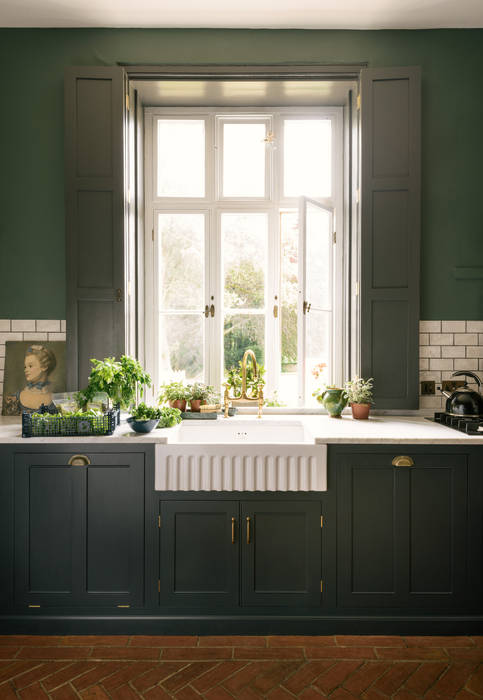 The Victorian Rectory by deVOL deVOL Kitchens Kitchen Solid Wood Multicolored sink run,sink,classic,english,classic english,devol,ceramic sink,belfast sink,fluted sink,brass tap,marble worktop