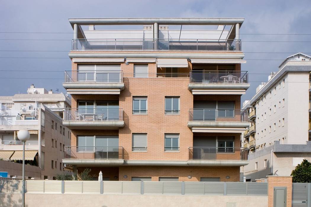 Edificio de viviendas en Torredembarra (Tarragona), Proarquitectura S.L.P. Proarquitectura S.L.P. Habitações multifamiliares