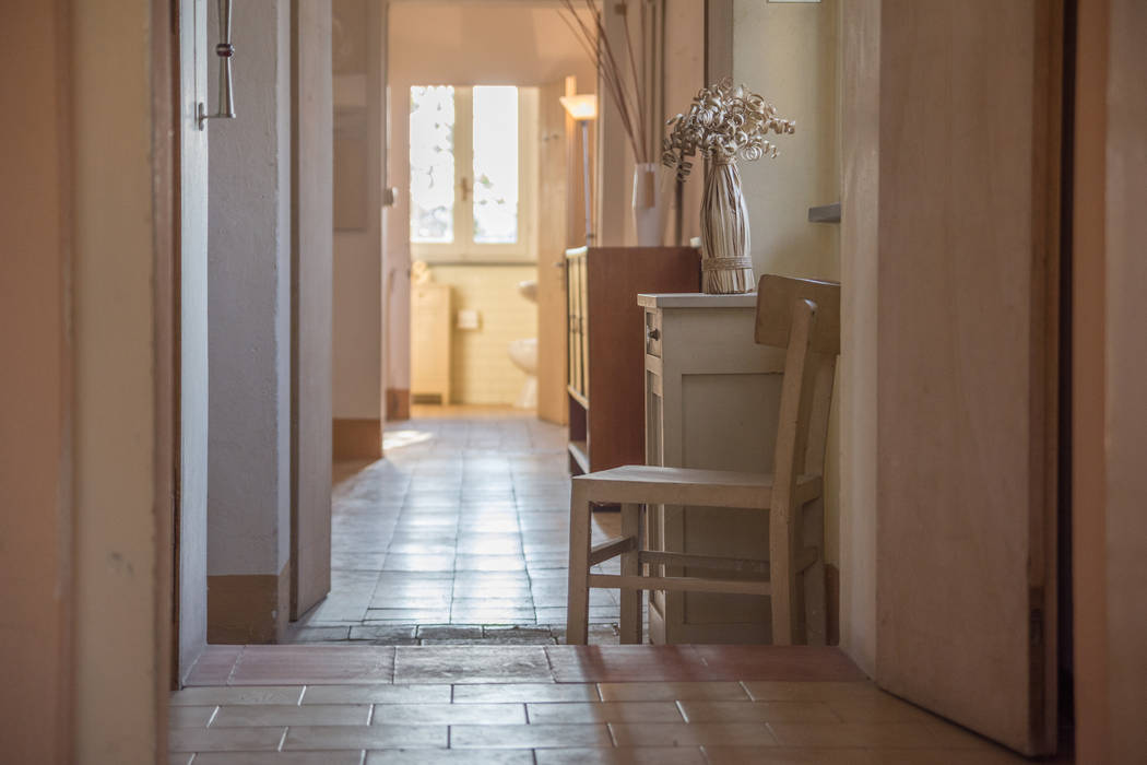 HOME STAGING in un meraviglioso casale da ristrutturare, Mirna Casadei Home Staging Mirna Casadei Home Staging Rustic style corridor, hallway & stairs