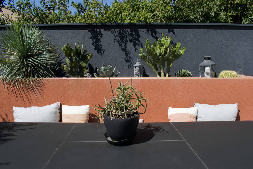 Un Jardin Terracotta & Noir E/P ESPACE DESIGN - Emilie Peyrille Jardin méditerranéen