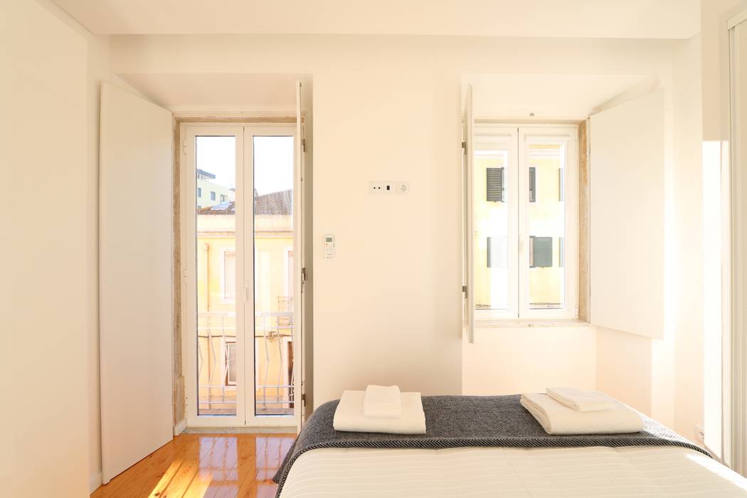 Apartamento T2 renovado ganhou aparência moderna em Lisboa, Lisbon Heritage Lisbon Heritage Camera da letto moderna