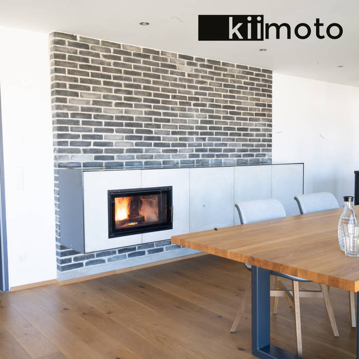 .kii9 | Kamin in zwei Zimmern | kiimoto Speicherkamin, kiimoto kamine kiimoto kamine Minimalistyczny salon Kamień Kominek i akcesoria