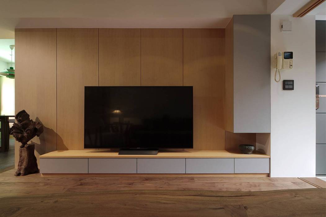 木質電視牆後是儲存空間 直方設計有限公司 Asian walls & floors