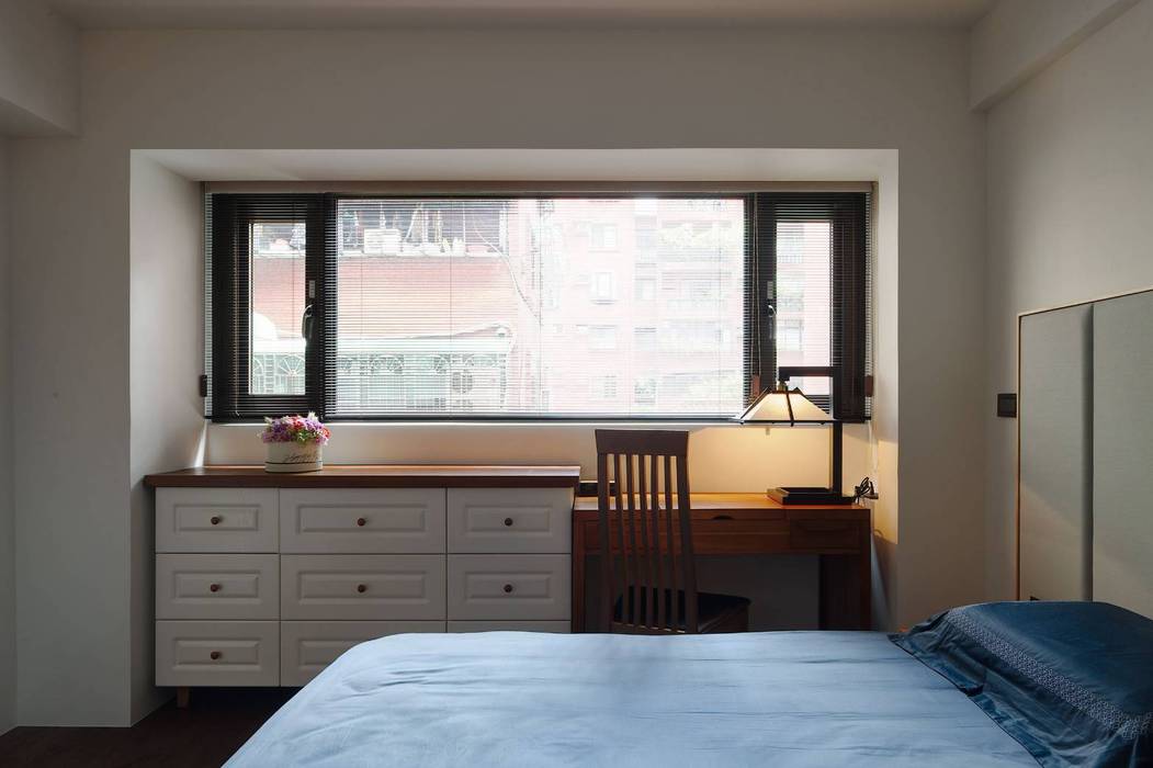 窗下設置書桌與儲物櫃 直方設計有限公司 Small bedroom