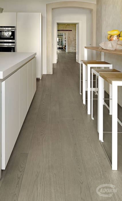 Parquet in rovere dalla finitura Grigio Sabbia, Cadorin Group Srl - Italian craftsmanship production Wood flooring and Coverings Cadorin Group Srl - Italian craftsmanship production Wood flooring and Coverings Cocinas pequeñas Madera Acabado en madera