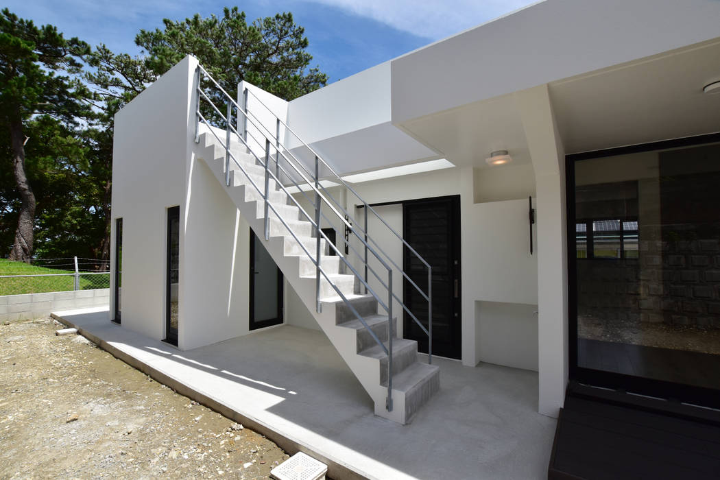 外階段: Style Createが手掛けた現代のです。,モダン 外階段,屋上,沖縄,一級建築士事務所,自由設計,設計施工,RC造,平屋
