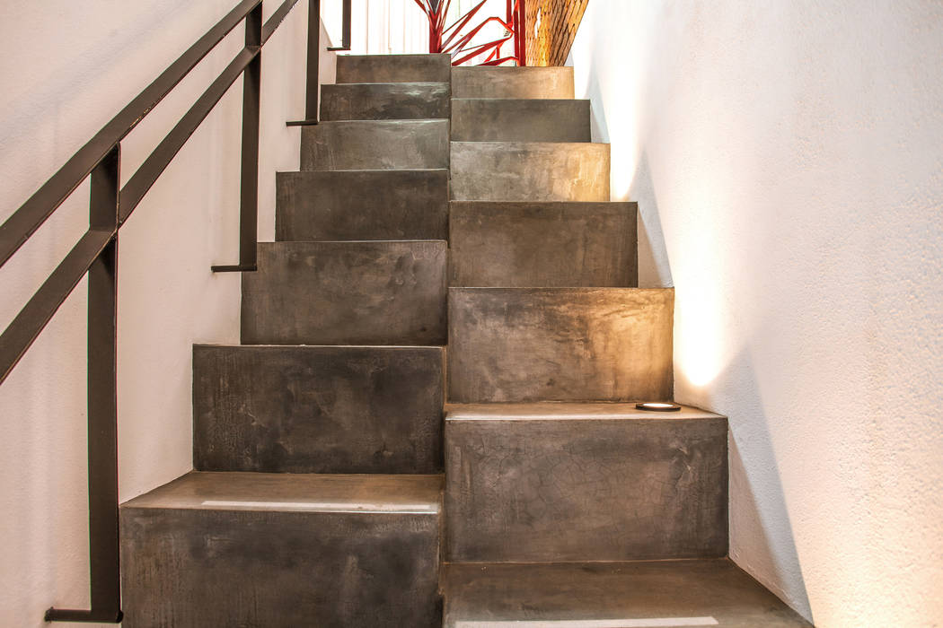 Loft de la escalera espiral roja, arqflores / architect arqflores / architect Stairs