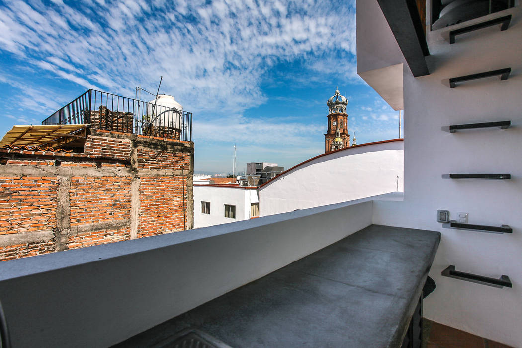 Loft de la escalera espiral roja, arqflores / architect arqflores / architect Balcones y terrazas modernos