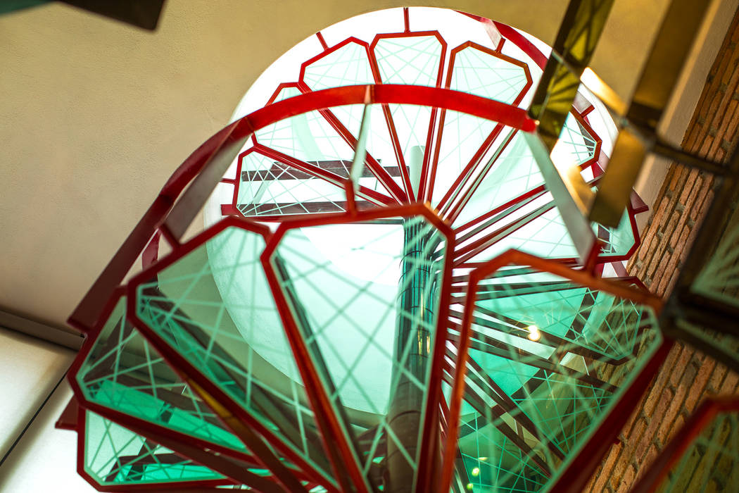 Loft de la escalera espiral roja, arqflores / architect arqflores / architect Escaleras