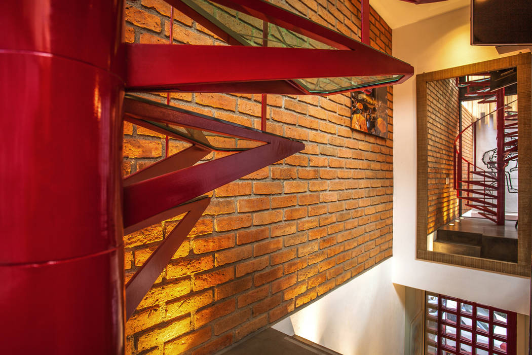 Loft de la escalera espiral roja, arqflores / architect arqflores / architect Escaleras