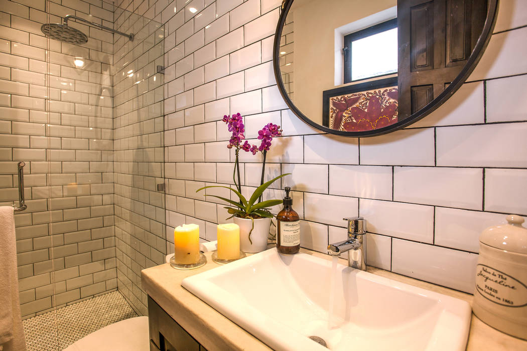 Loft de la escalera espiral roja, arqflores / architect arqflores / architect Modern bathroom