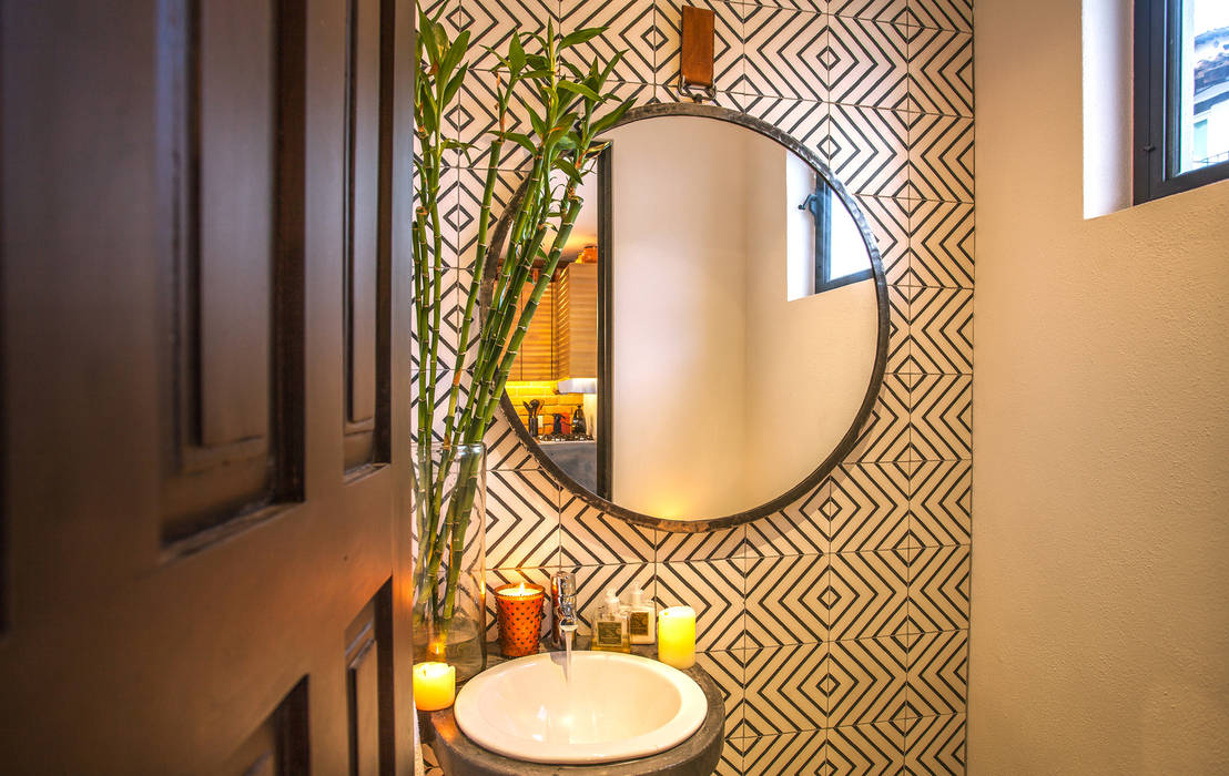 Loft de la escalera espiral roja, arqflores / architect arqflores / architect Modern bathroom