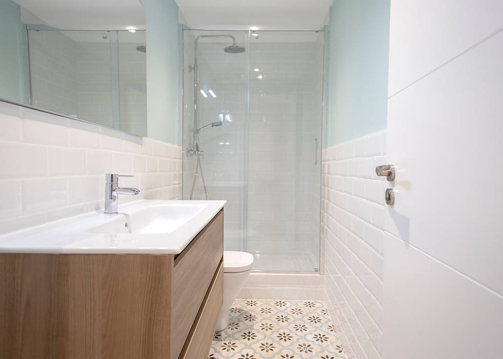 Reforma de baño Grupo Inventia Baños de estilo moderno Azulejos