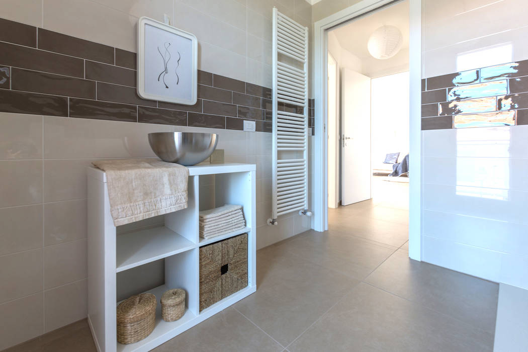 HOME STAGING di appartamento NUOVO DA COSTRUTTORE, Mirna Casadei Home Staging Mirna Casadei Home Staging 現代浴室設計點子、靈感&圖片