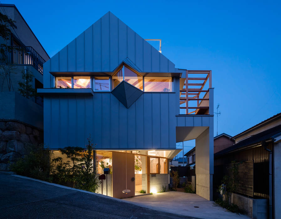 Hat house, FUMIASO ARCHITECT & ASSOCIATES／ 阿曽芙実建築設計事務所 FUMIASO ARCHITECT & ASSOCIATES／ 阿曽芙実建築設計事務所 Casas unifamiliares Metal