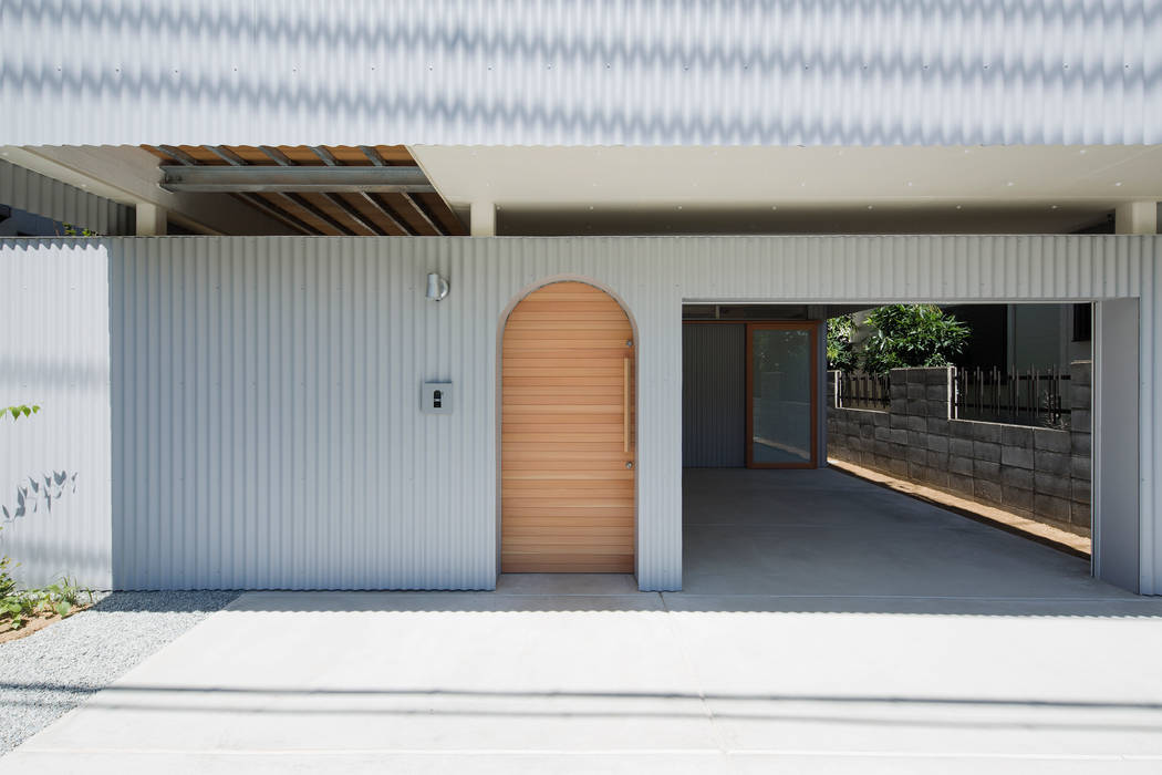 Here, There, Over there,, FUMIASO ARCHITECT & ASSOCIATES／ 阿曽芙実建築設計事務所 FUMIASO ARCHITECT & ASSOCIATES／ 阿曽芙実建築設計事務所 Garajes eclécticos